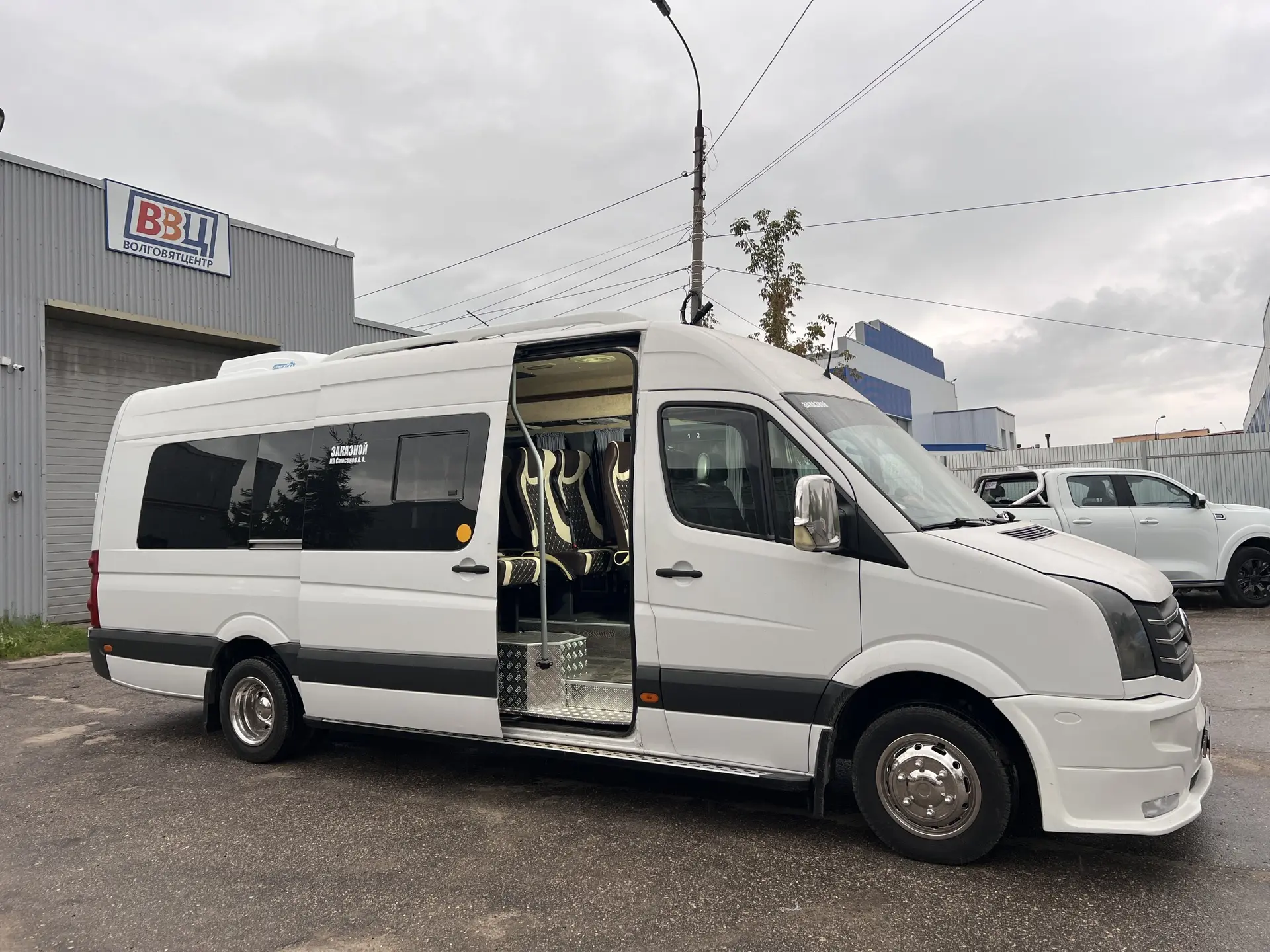 Переделали Volkswagen Crafter для перевозки туристов с комфортом.