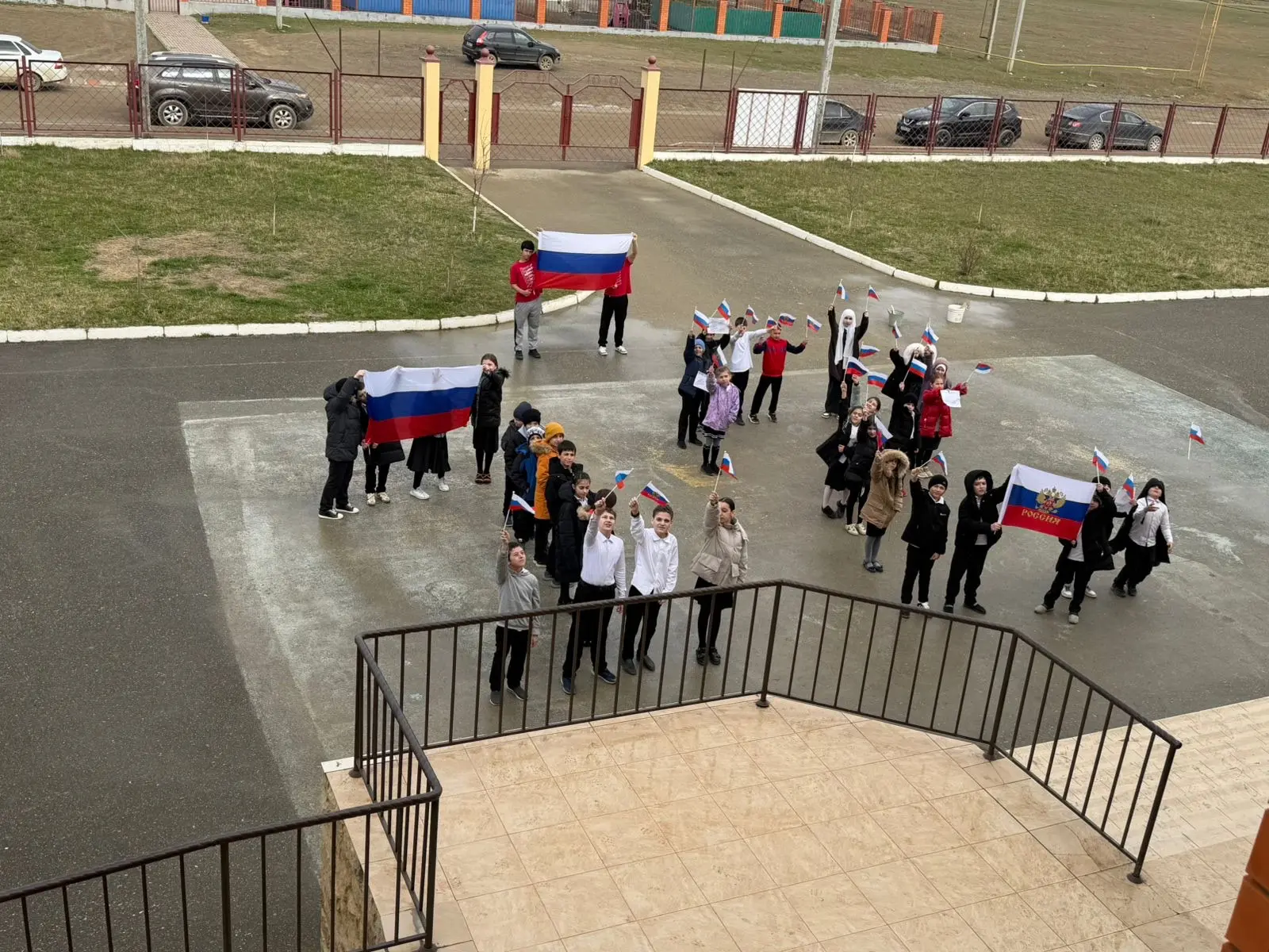 «12 лет вместе»: в школах Новолакского района прошли патриотические флешмобы  В образовательных учре