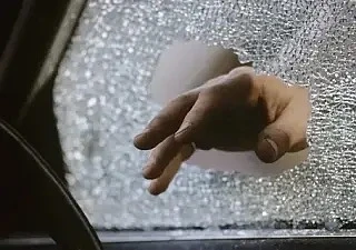 В Невинномысске мужчина разбил стекло машины и похитил имущество.

Сумма ущерба, по заявлению владел