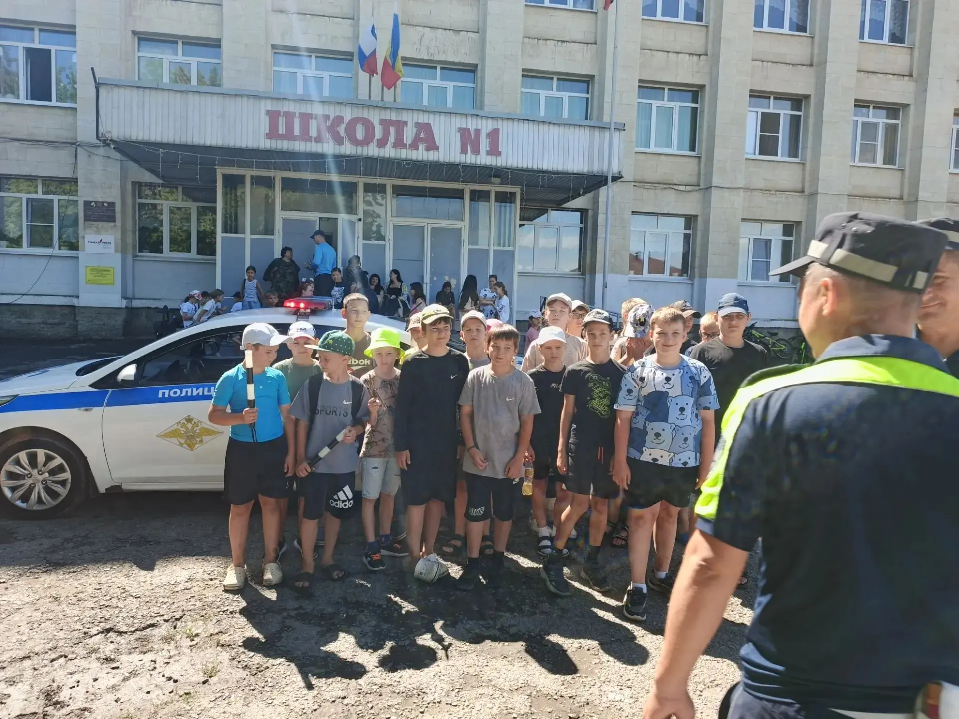 Беседа с сотрудниками ДПС о безопасности на дорогах.
В ходе встречи инспектор ГИБДД рассказал учащим