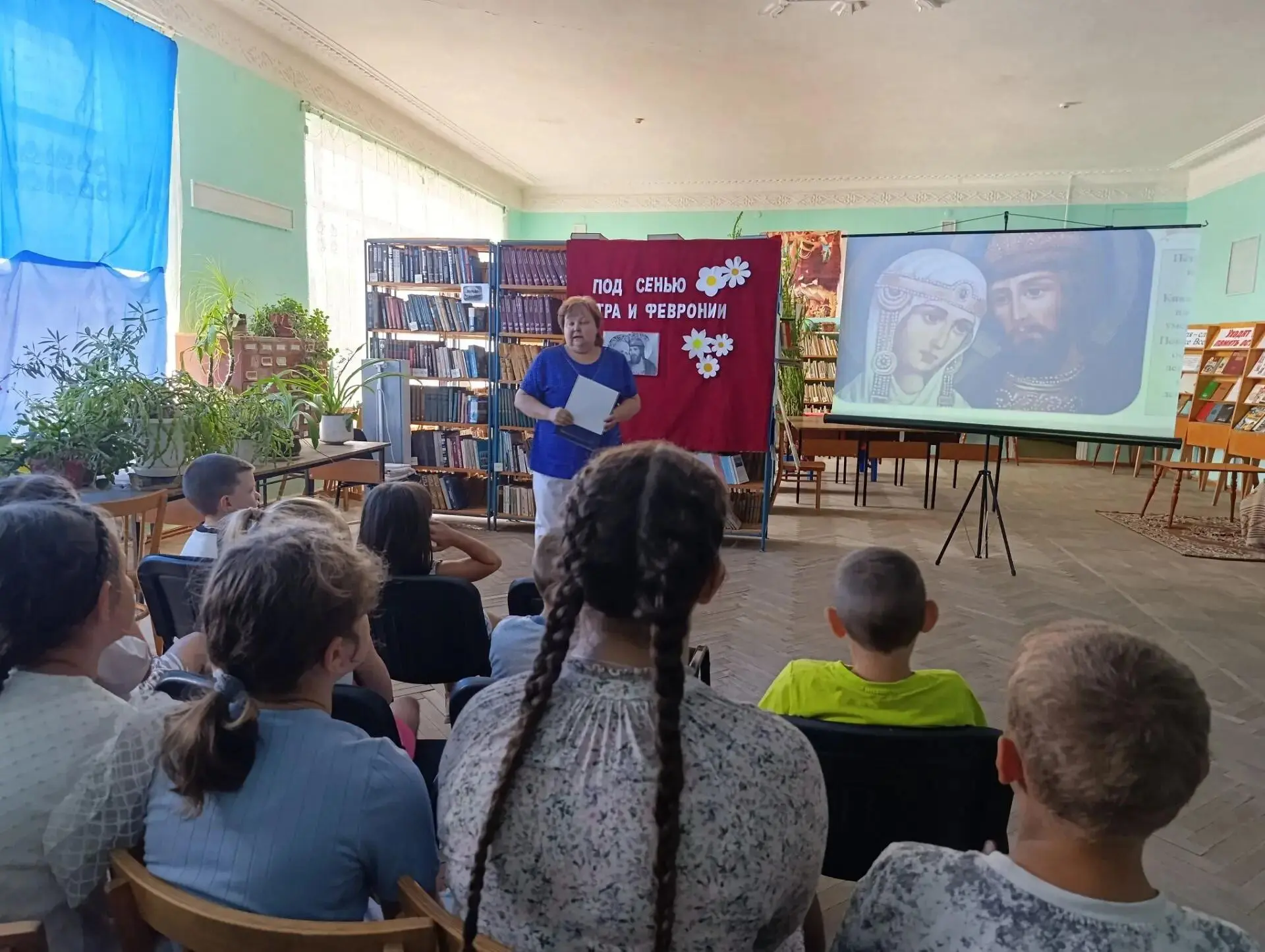 В День семьи любви и верности в КДЦ прошел тематический час  «Под сенью Петра и Февронии», на которо