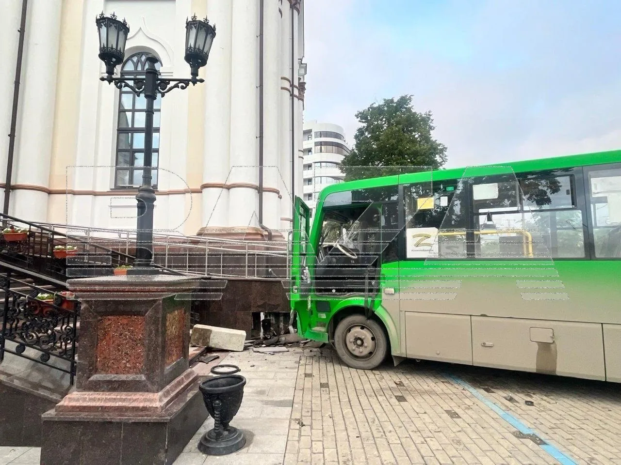 Один ребёнок погиб в аварии с автобусом в центре Екатеринбурга — данные «Базы».