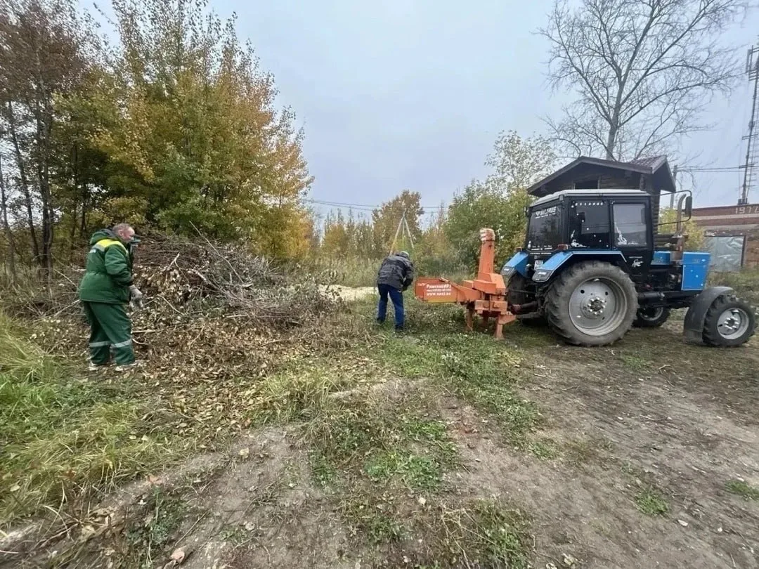 В городе убирают опавшую листву