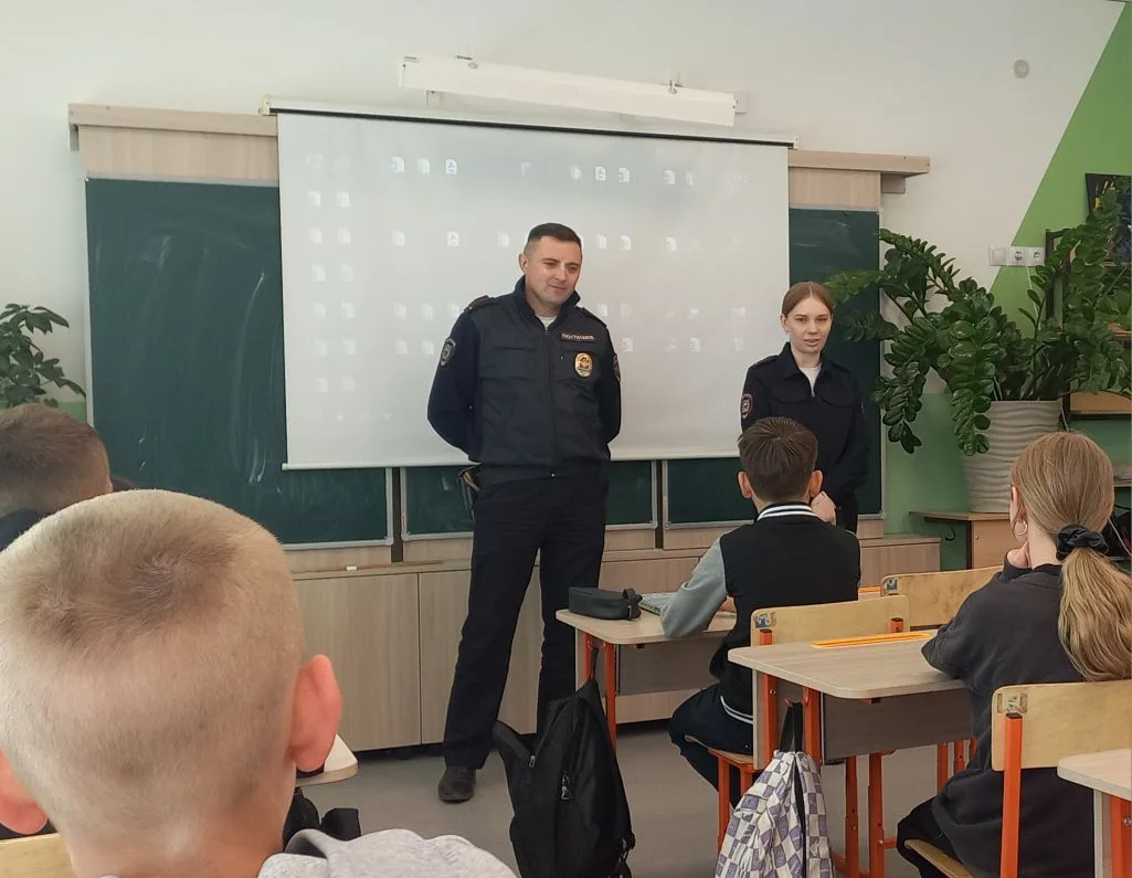 ✅️Профилактическая беседа инспектора ПДН и участкового-уполномоченного с учащимися школы.