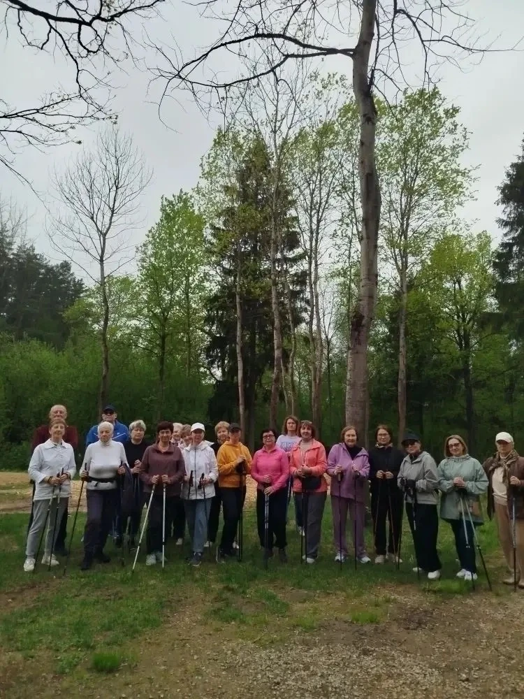 🌿 Скандинавская ходьба — шаг к активному долголетию этой весной!