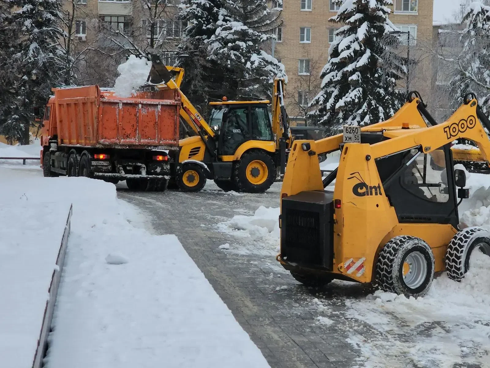 🚜Ступинские коммунальщики вывозят снег с площади Металлургов   В Ступино продолжается уборка с после