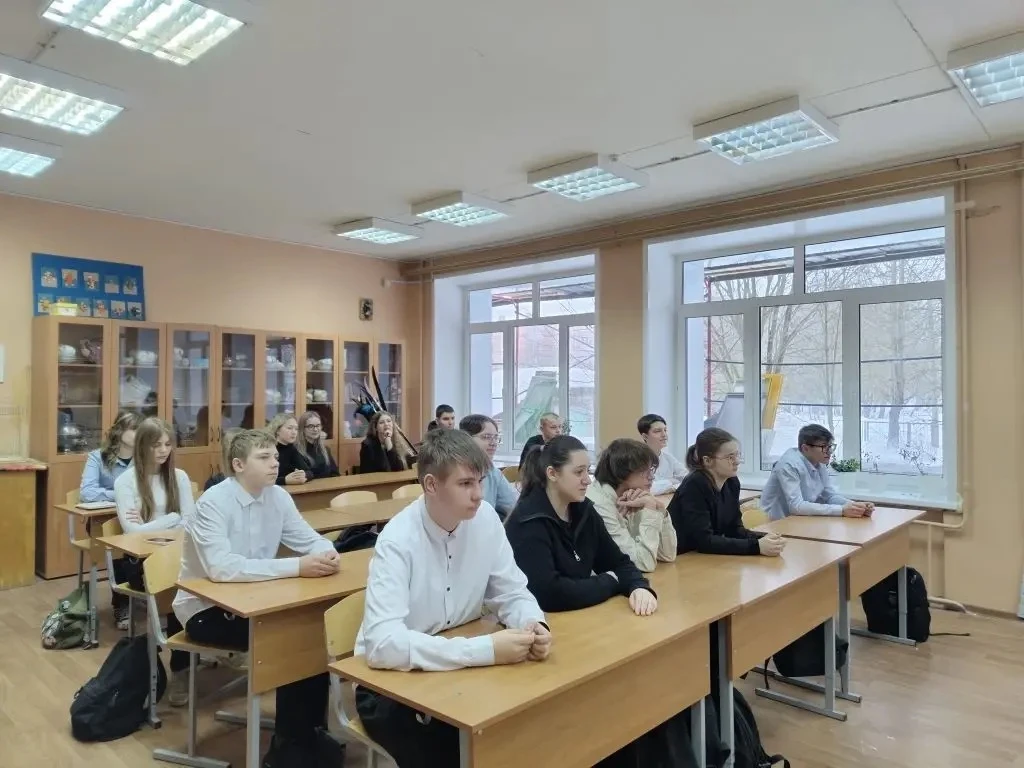 РАЗГОВОРЫ О ВАЖНОМ  🇷🇺Учебная неделя в нашей школе началась с торжественной церемонии выноса  госуда