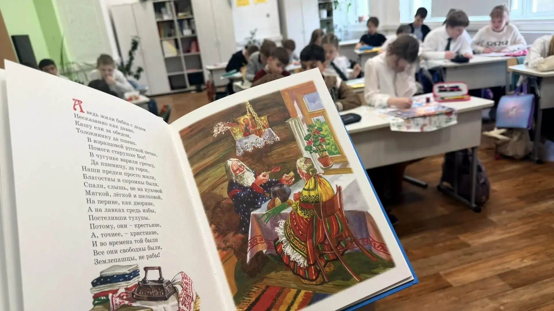 🎭 Творческий день в Анкудиновской школе!  28 апреля в рамках книжного путешествия наша школа стала п