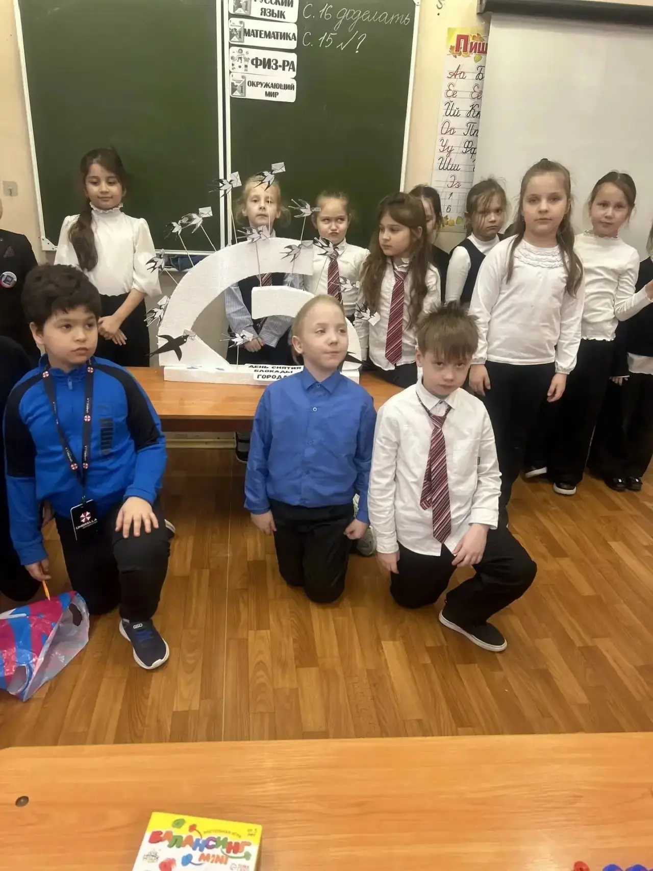 Самые юные ученики школы, 1" А" класс на внеурочном занятии в группе продленного дня создали группов