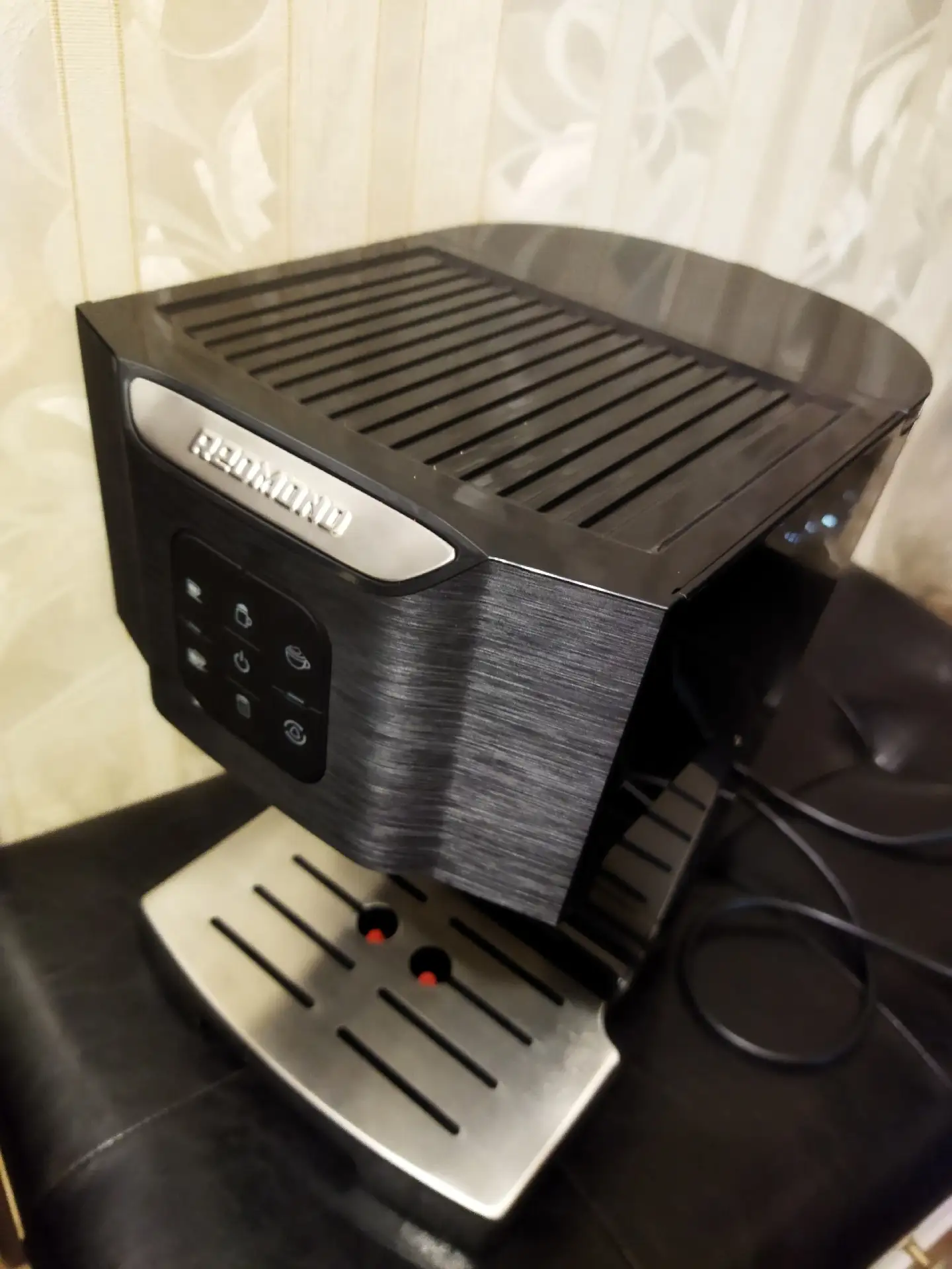 1. Рожковая кофеварка Redmond RCM-1512 с автоматическим капучинатором. Стильный дизайн,...