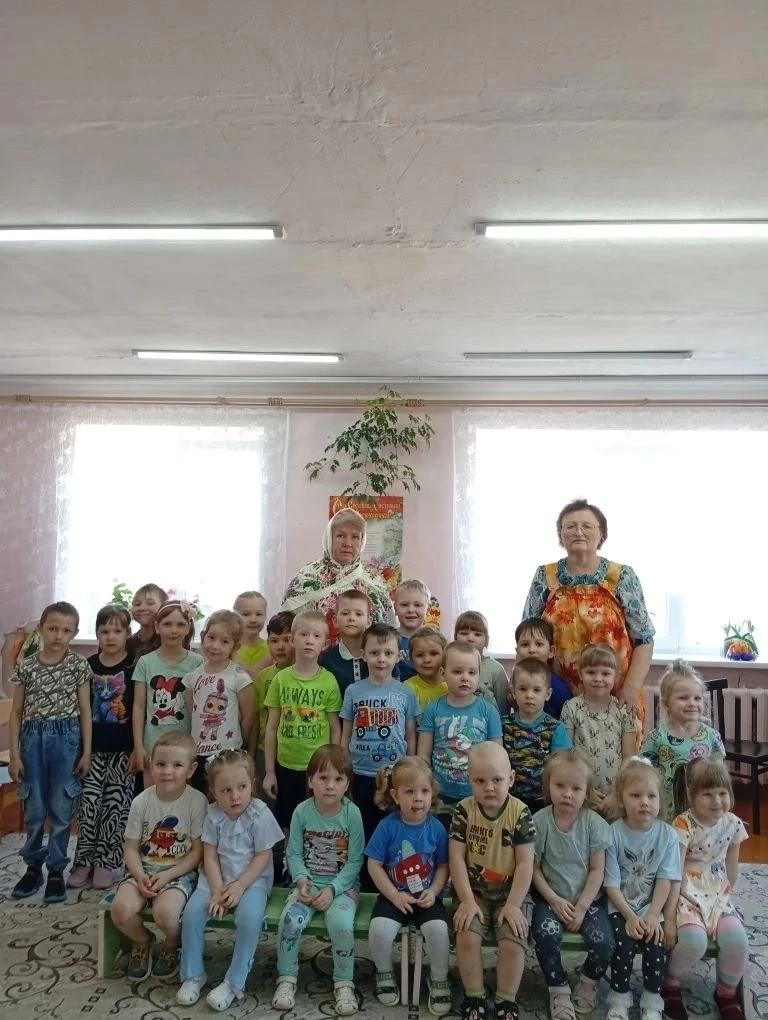Пасха - святой старинный церковный праздник. В дни Пасхи, а она длится целую неделю, лю...
