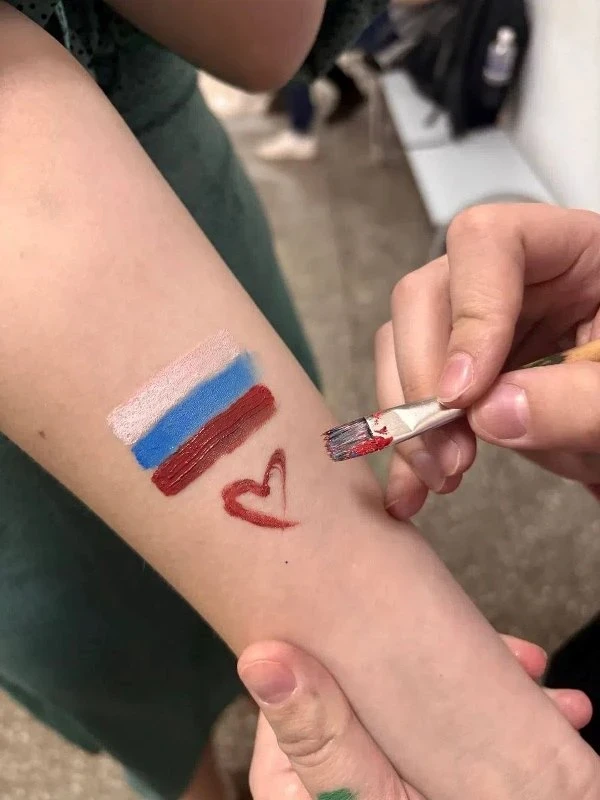 👭 В холле факультета бизнес-коммуникаций и информационных технологий ИГУ собралось настоящее многоц