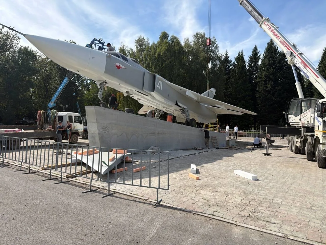 В Парке Победы Горно-Алтайска торжественно открыли памятник Су-24М ранее проходившего с...