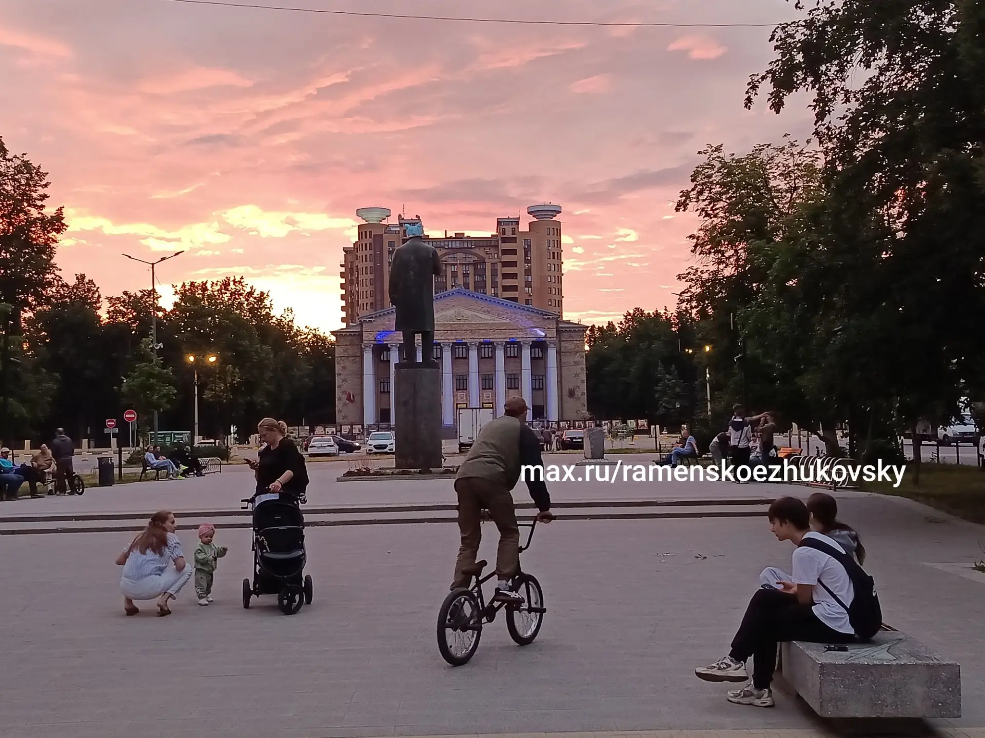 Красивый закат в нашем авиаграде