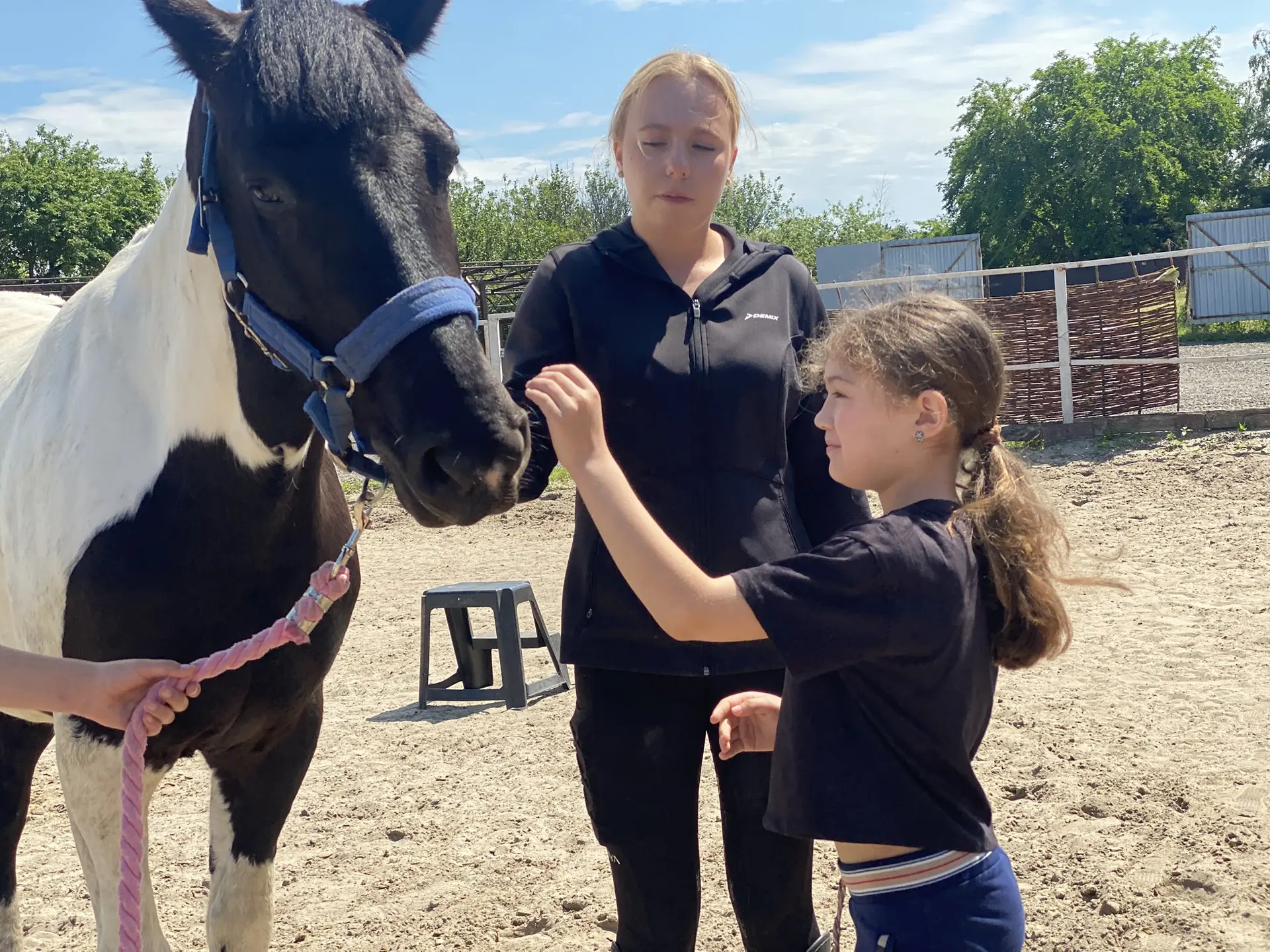 🐎 «Лошади, каски и море положительных эмоций» О поездке наших гимназистов в конный клу...