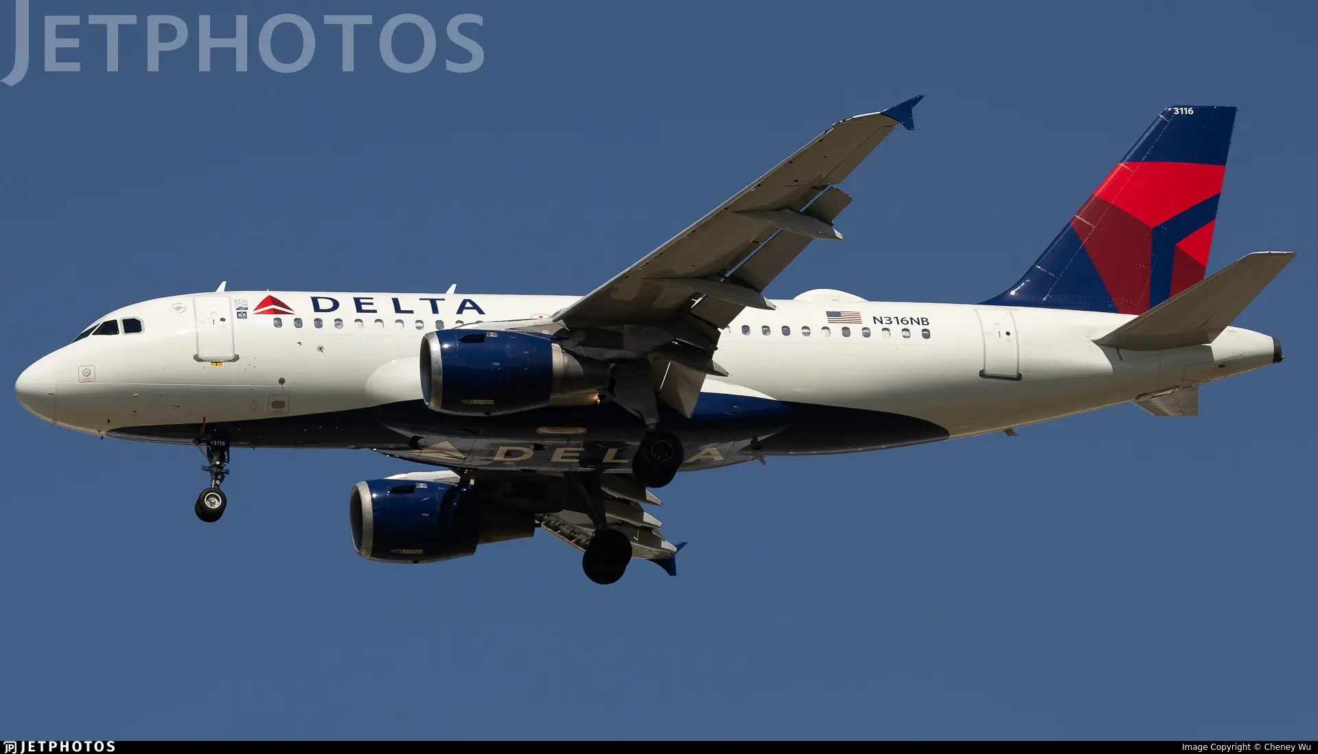 ✈ 🎆 Самолёт Delta получил удар фейерверком при посадке в Чикаго 
 
Airbus A319 авиакомпании Delta A