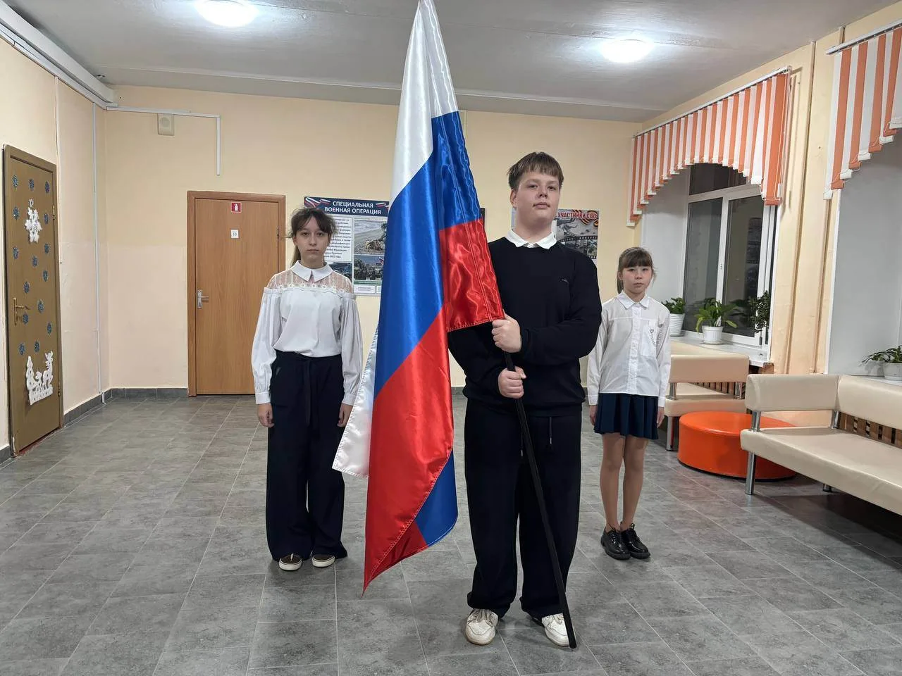 🇷🇺 В понедельник торжественную церемонию поднятия Государственного флага РФ организовали и провели у