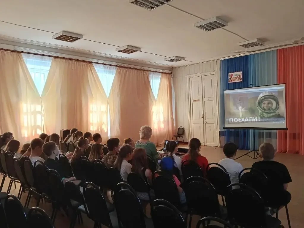 В пришкольном лагере состоялся просмотр фильма «Время первых»

     Сегодня,  26 июня, у наших воспи