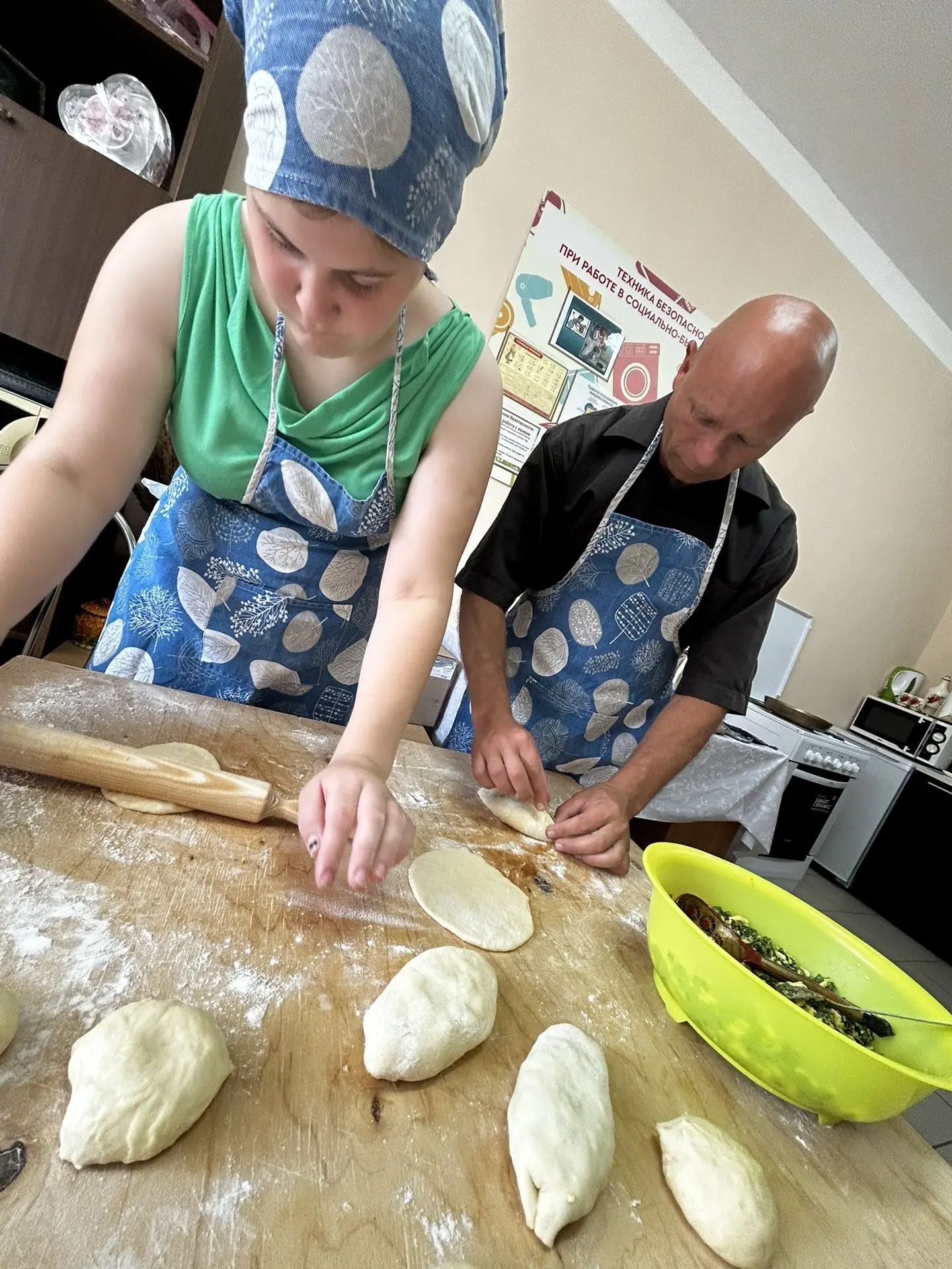 День кулинара🥨🥐
 
В социальном доме сегодня по-домашнему тепло и уютно: ☺️😇проживающие дружно пек