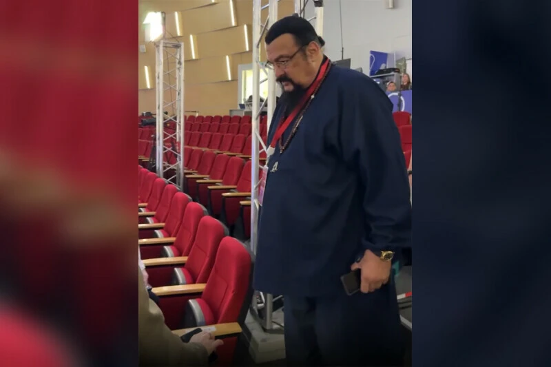 Американский актер и режиссер приехал во Владивосток. Стивен Сигал прибыл на лекторий о...