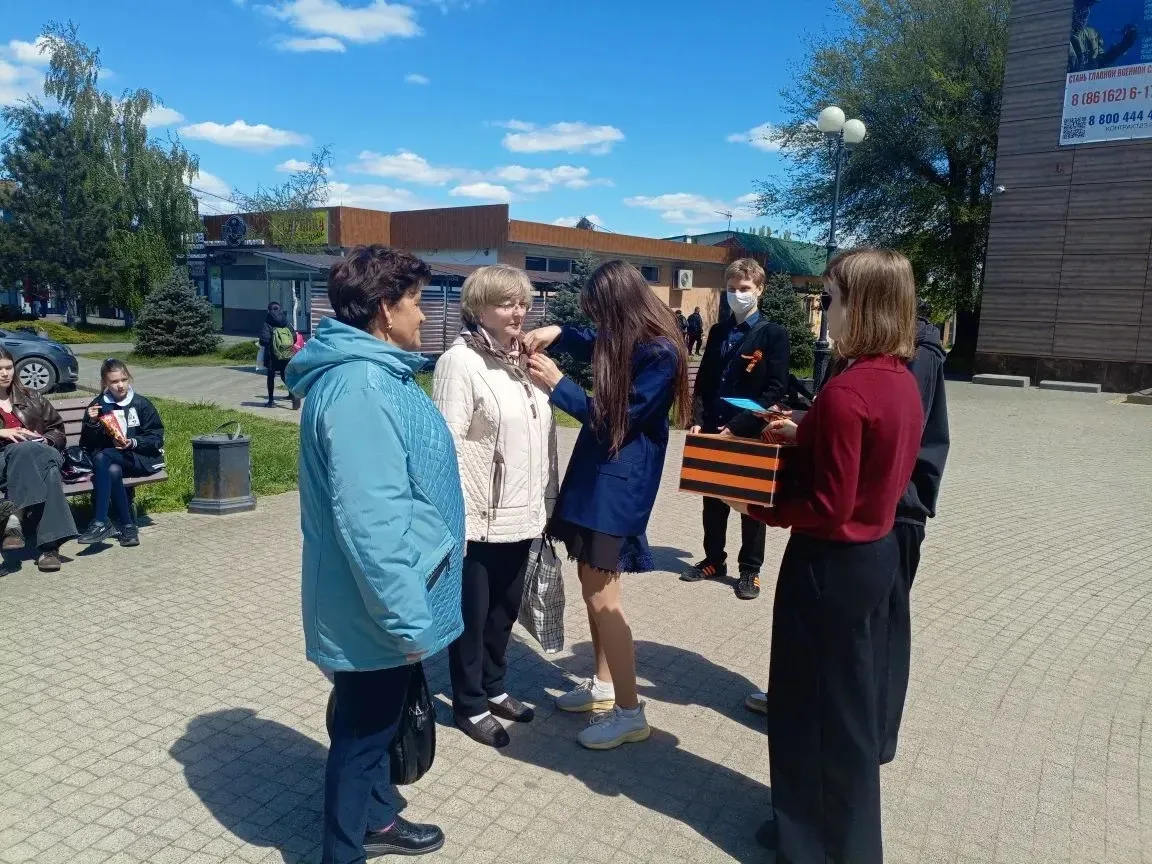 В преддверии праздника Победы, к великому дню 9 Мая! 🧡🖤  Сегодня ученики 5 «Д» и 8 «В» классов совме