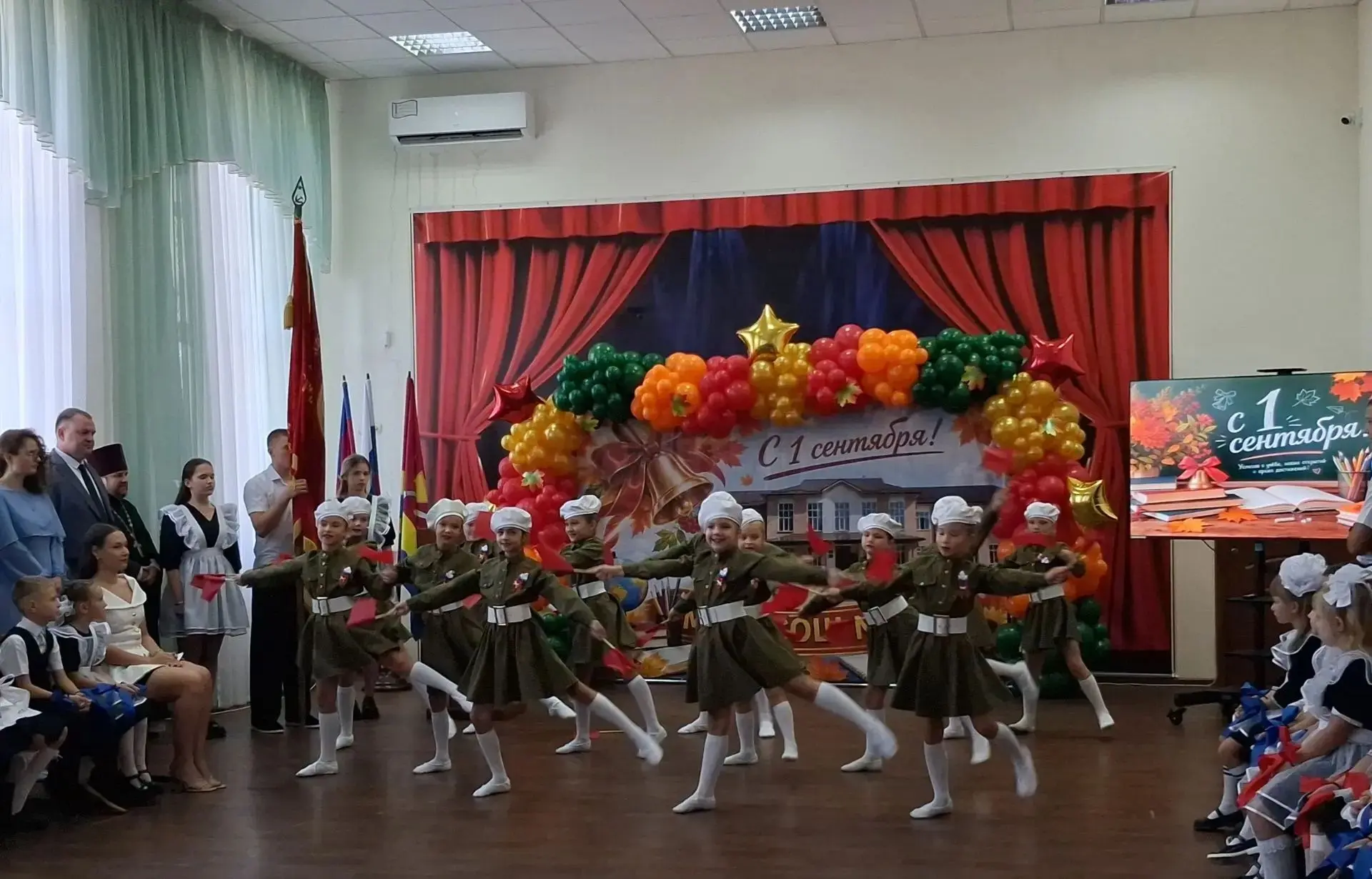 В День знаний в школе № 37 царила особенная атмосфера праздника!  Наши маленькие звёздо...