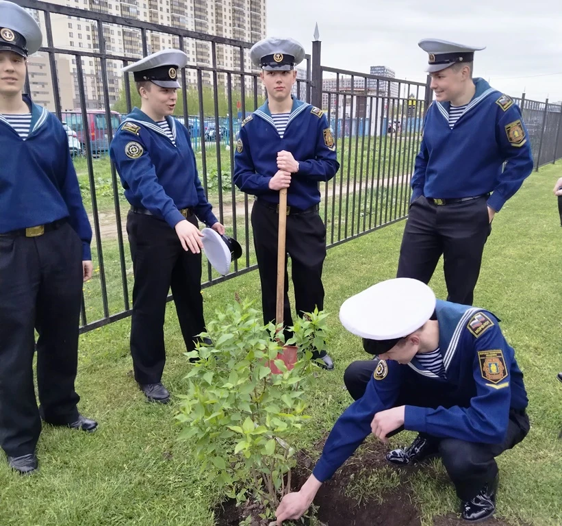 🌳 На второй площадке Морской технической академии имени адмирала Д.Н.Сенявина прошла акция «Сад памя