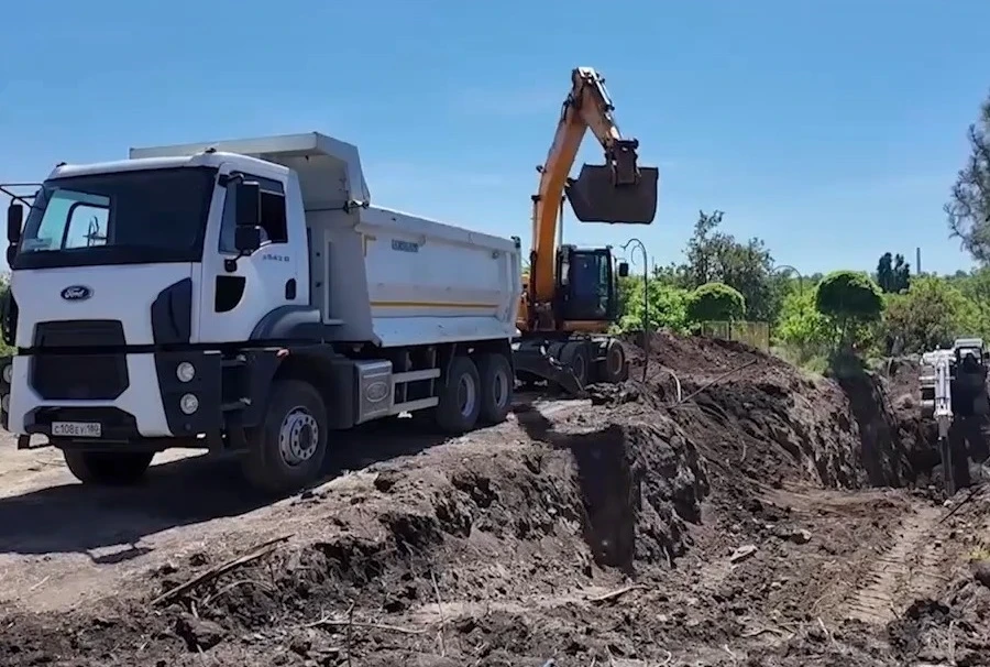 ✔️ Ремонт коллектора по проспекту Металлургов в Мариуполе близится к завершению

👆 Канализационный 