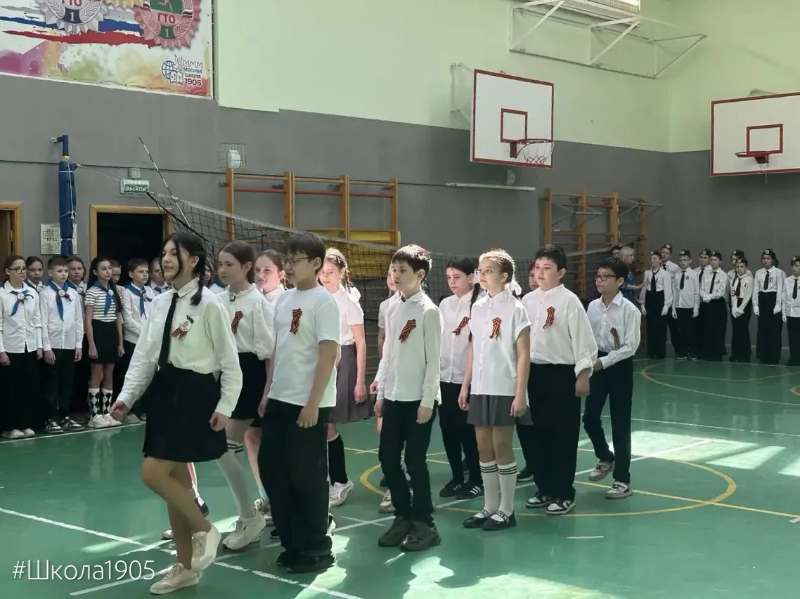 🌟 Равнение на Победу!  В нашей школе прошёл конкурс-смотр строя и песни среди учеников 5–8 классов, 