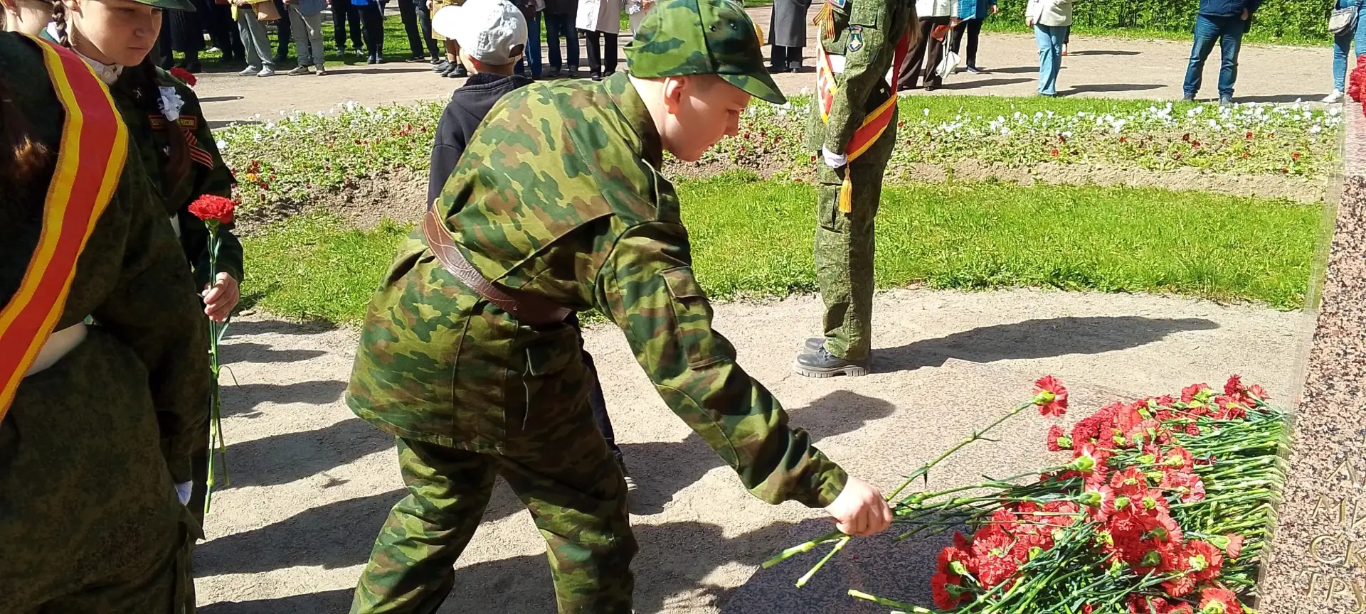 🇷🇺 Сегодня, в день 81-й годовщины Великой Победы, у памятного знака героям-пушкинцам прошла Вахта па