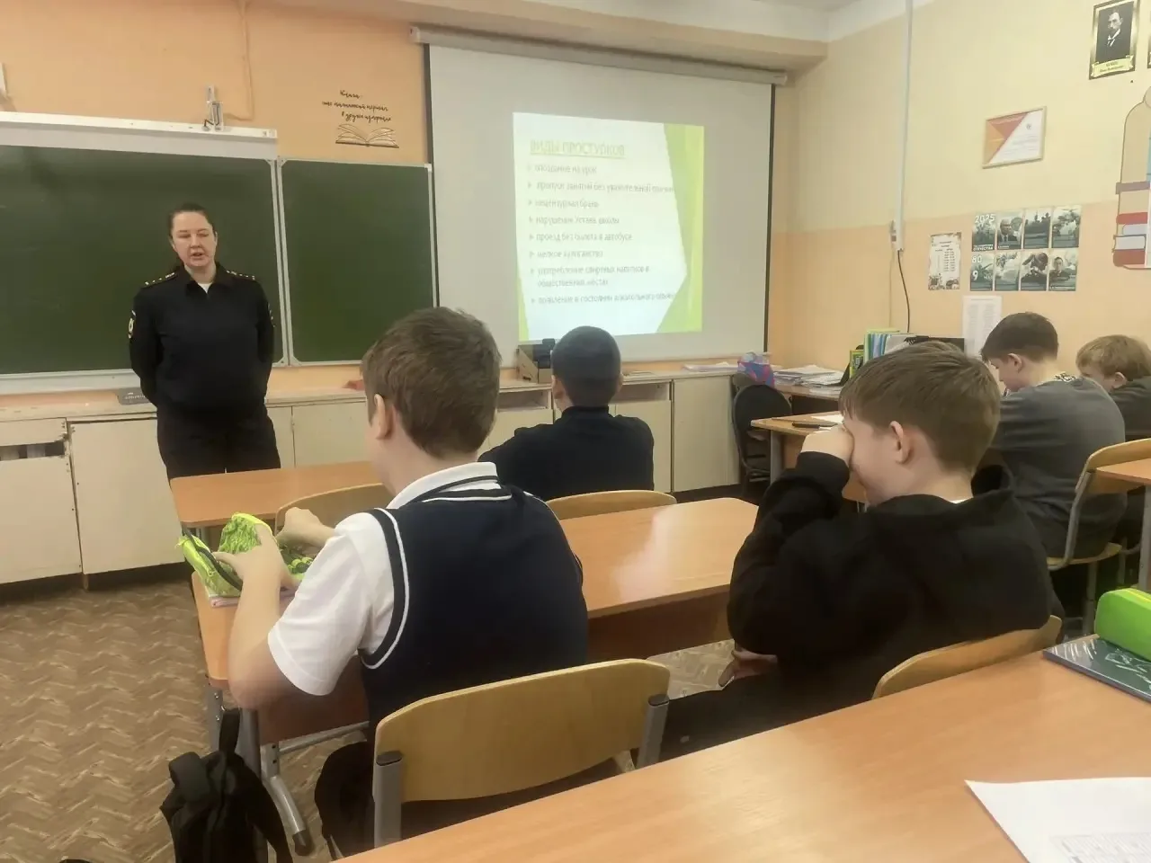 РАЗГОВОРЫ О ВАЖНОМ ❗️  В нашей школе еженедельно осуществляется церемония поднятия Государственного 