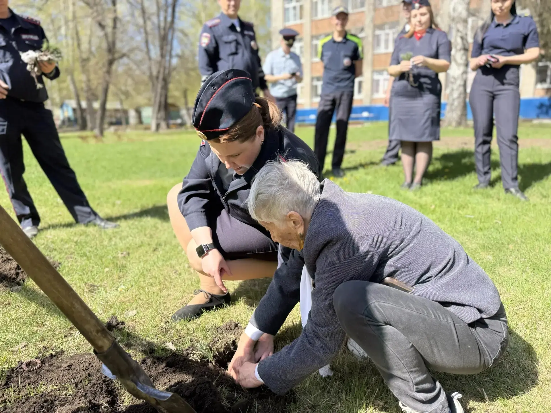 🚔👮Сотрудники УМВД России по городу Барнаулу инициировали урок мужества в подшефной школе правовой на