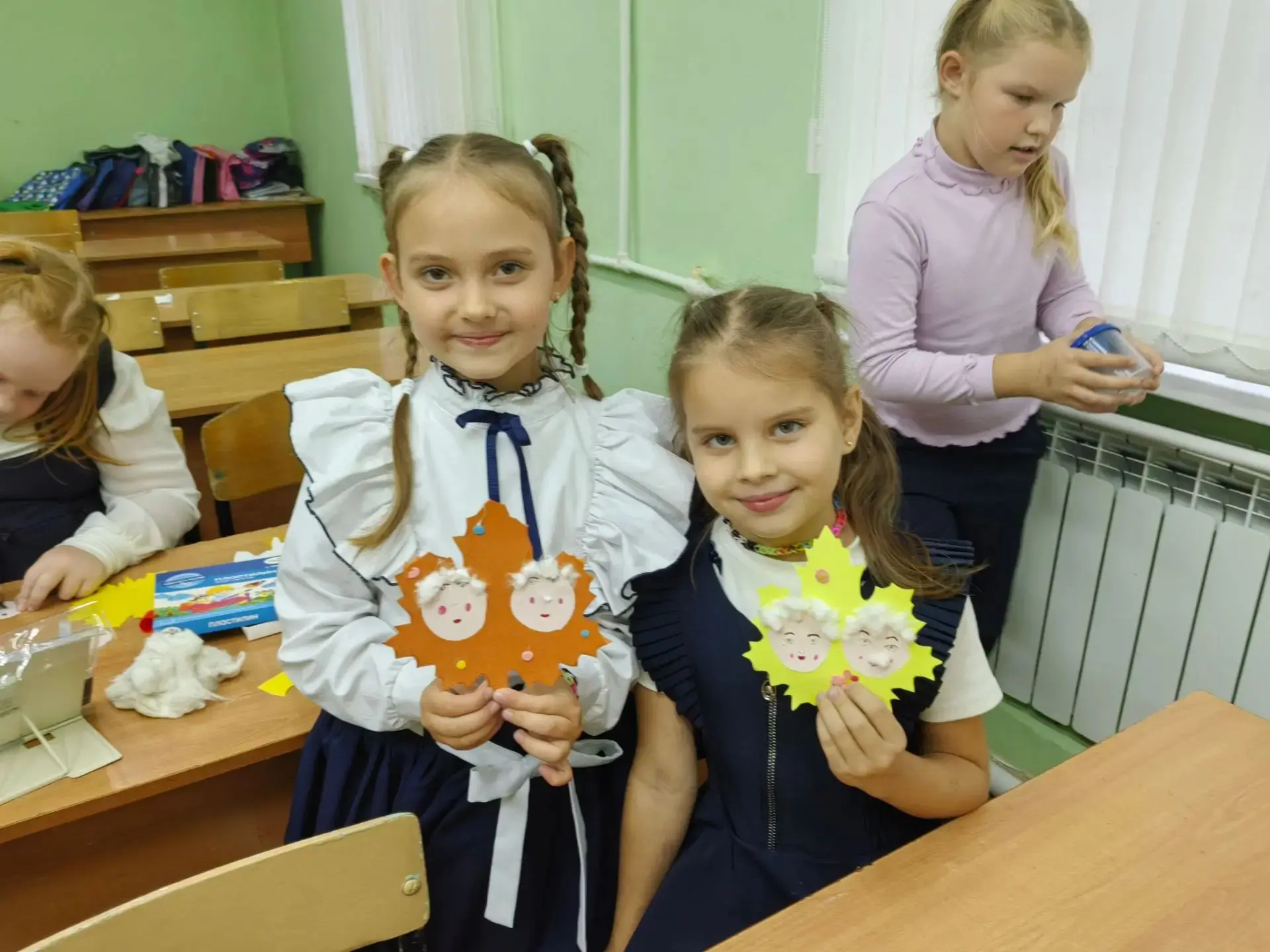 🎨 От всего сердца: воспитанники создали открытки ко Дню пожилого человека.