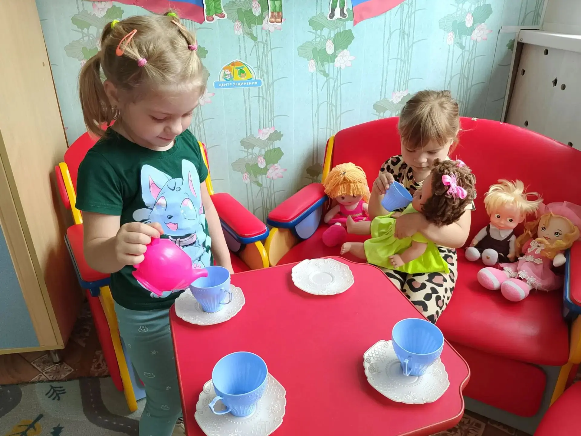 В ходе сюжетно-ролевых игр в средней группе "Пчёлки" дети учились действовать в соответ...