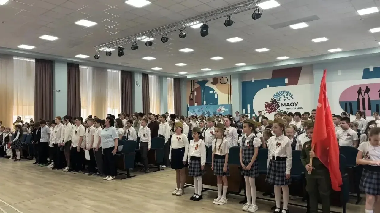 Сегодня, 7 мая 2026 года, в МАОУ «Школа 10» состоялся яркий и трогательный концерт, посвященный Дню 