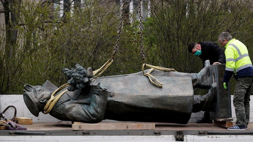 Захар Прилепин верно написал относительно открытия памятника маршалу Советского Союза И...
