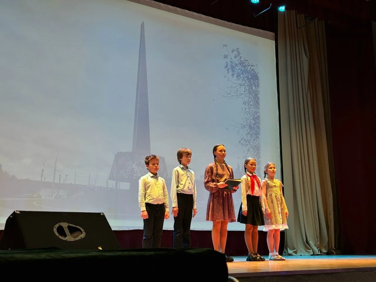 Наша ученица Варвара Попова запустила важный проект "Такие же, как и вы". На сцене актёры от своего 