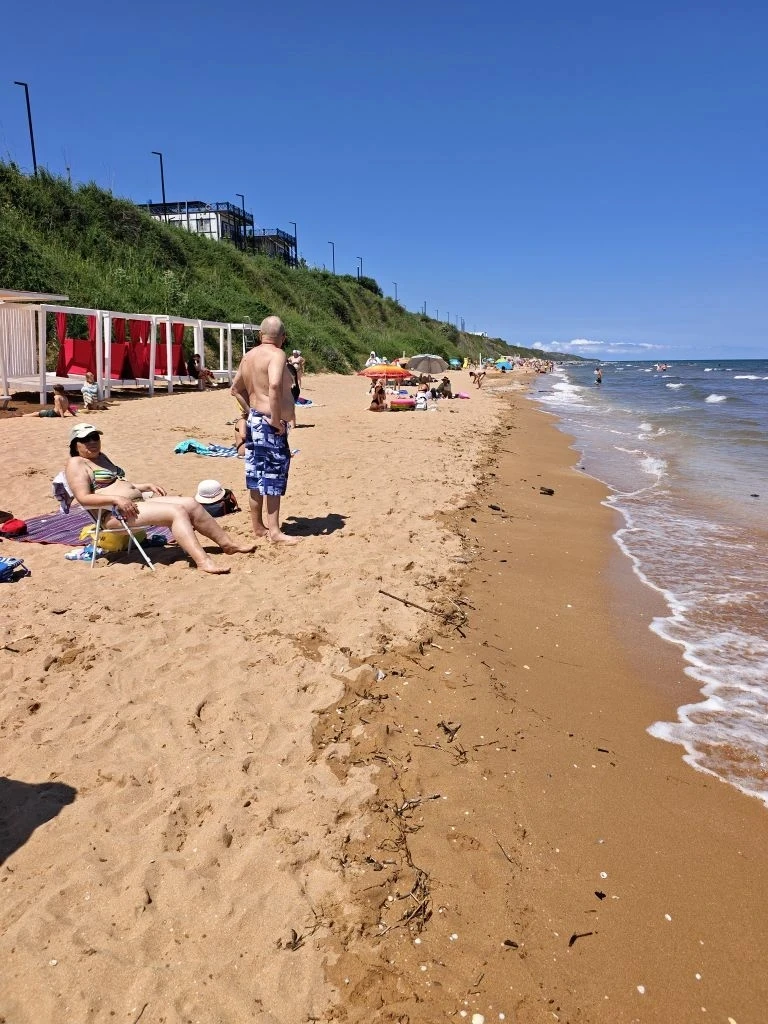 - Все советуют не ехать на море в этом году. Скажите, а в Кучугурах страшно же? Весь Кр...