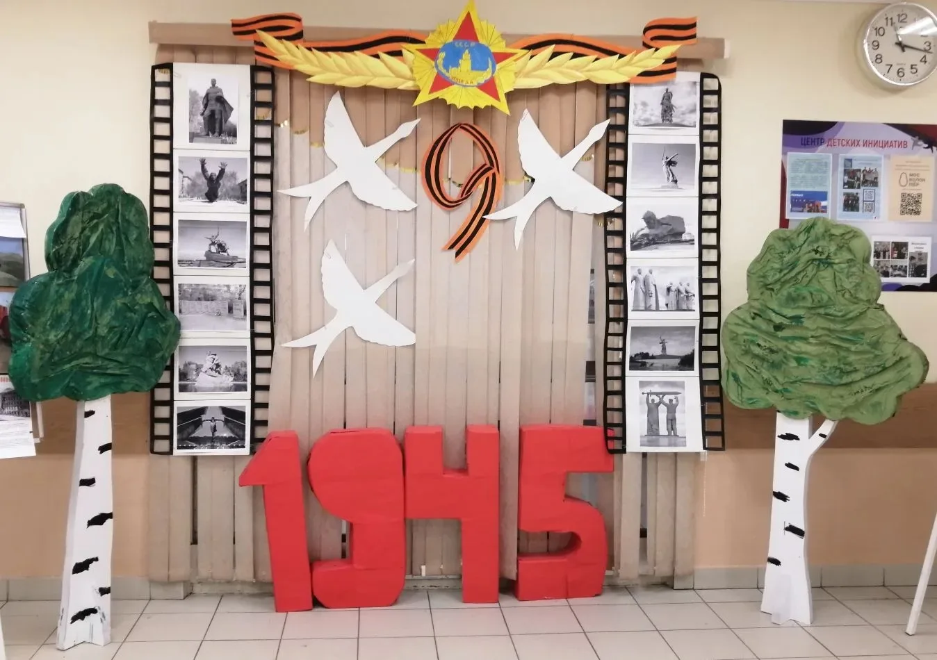 «На окнах “полетели” журавли– И сердце щемит, и дыханье реже… И ветки яблонь снова “зацвели”. А ябло