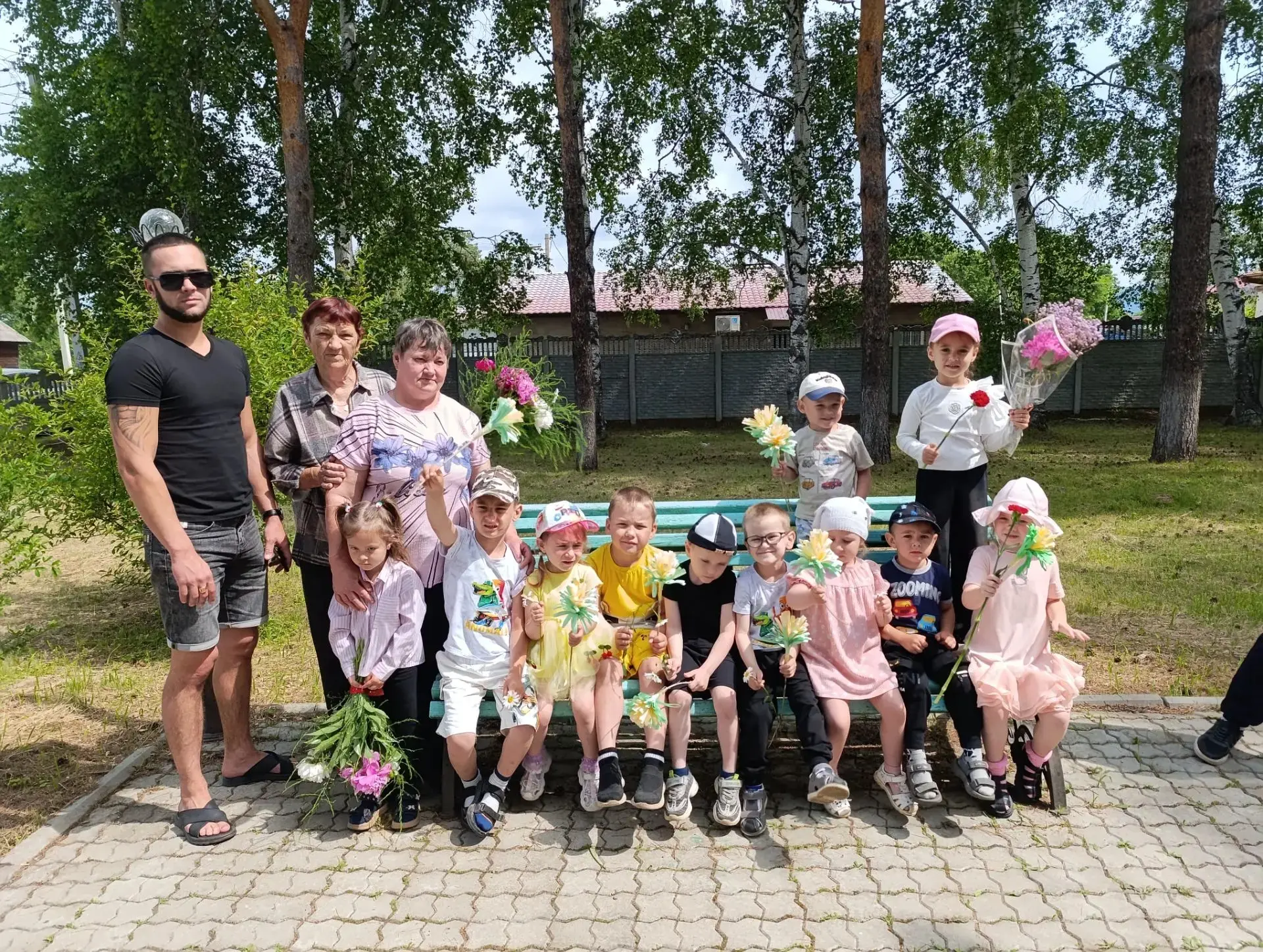 Сегодня, в День памяти и скорби, школьники, дети дошкольных групп, вместе с педагогами и жители села