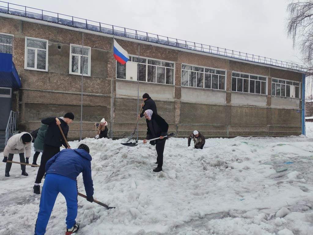 Апрель - традиционное время привести все в порядок после долгой зимы.   Сегодня педагоги нашей школы