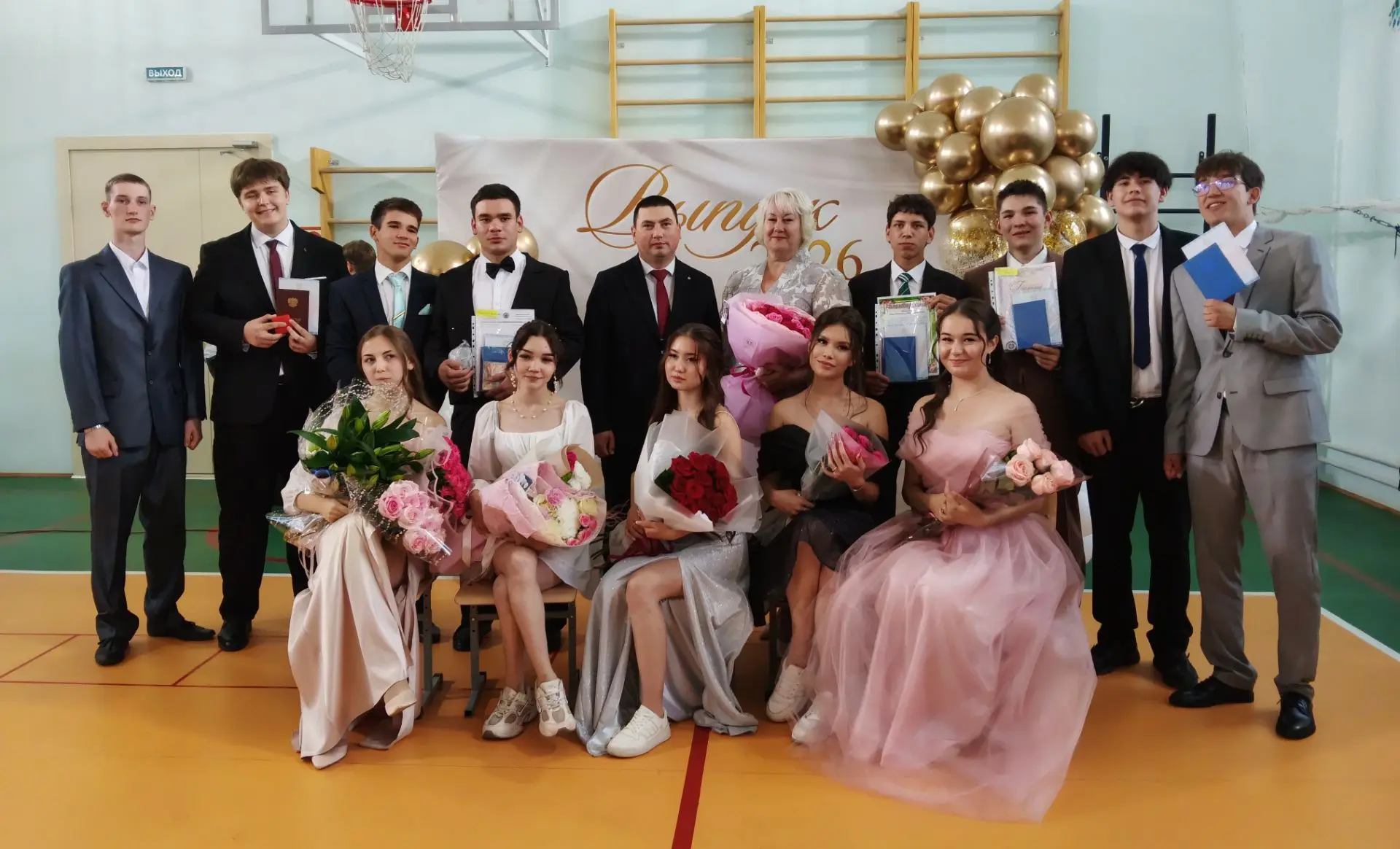27 июня во 2 школе отгремел Выпускной бал! 🎓✨
Этот вечер стал особенным для наших одиннадцатиклассн