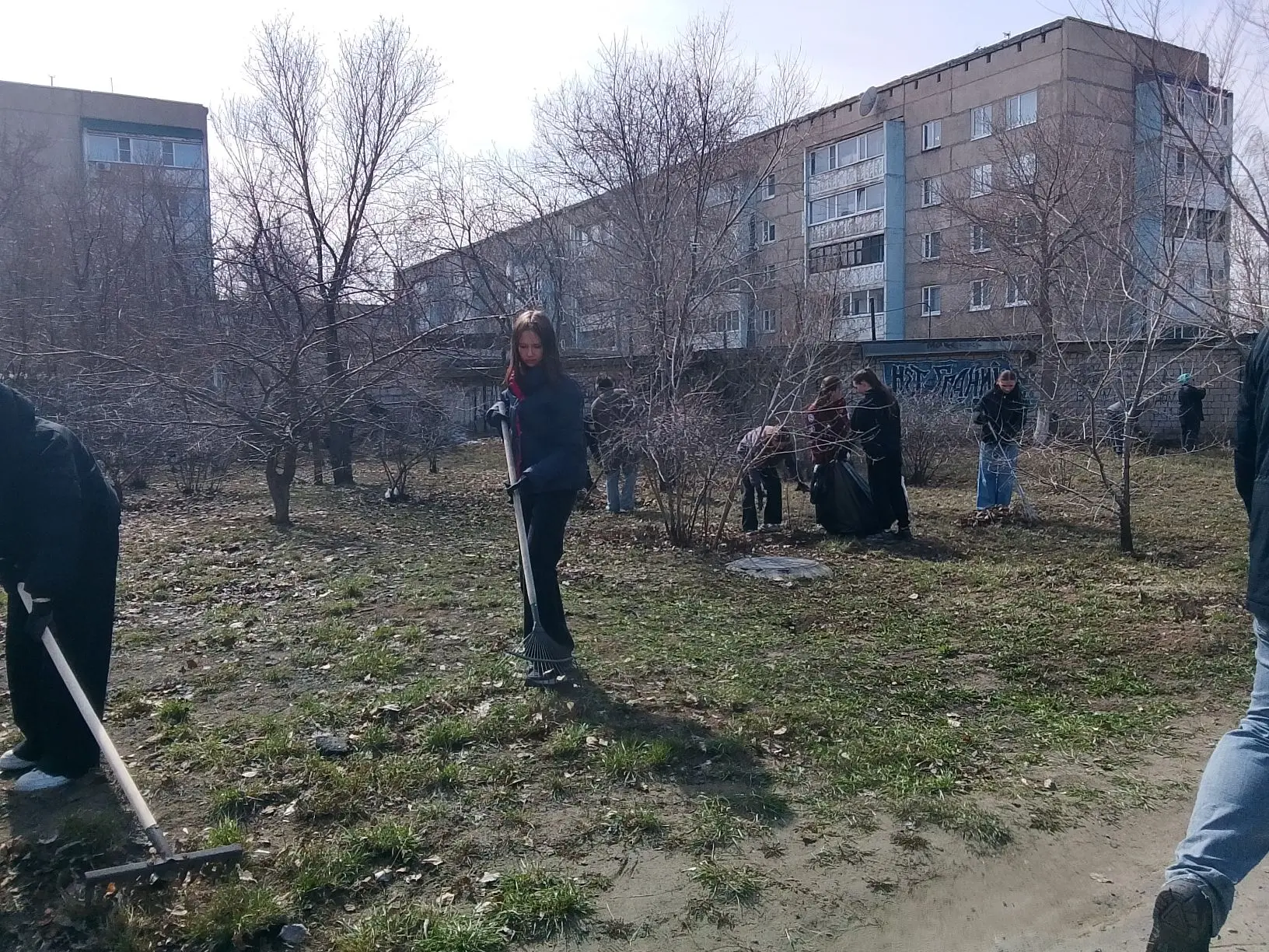 Сегодня, 9 апреля, в МБОУ "СОШ 10" прошёл субботник на территории школы. Учащиеся 5–11 классов приве