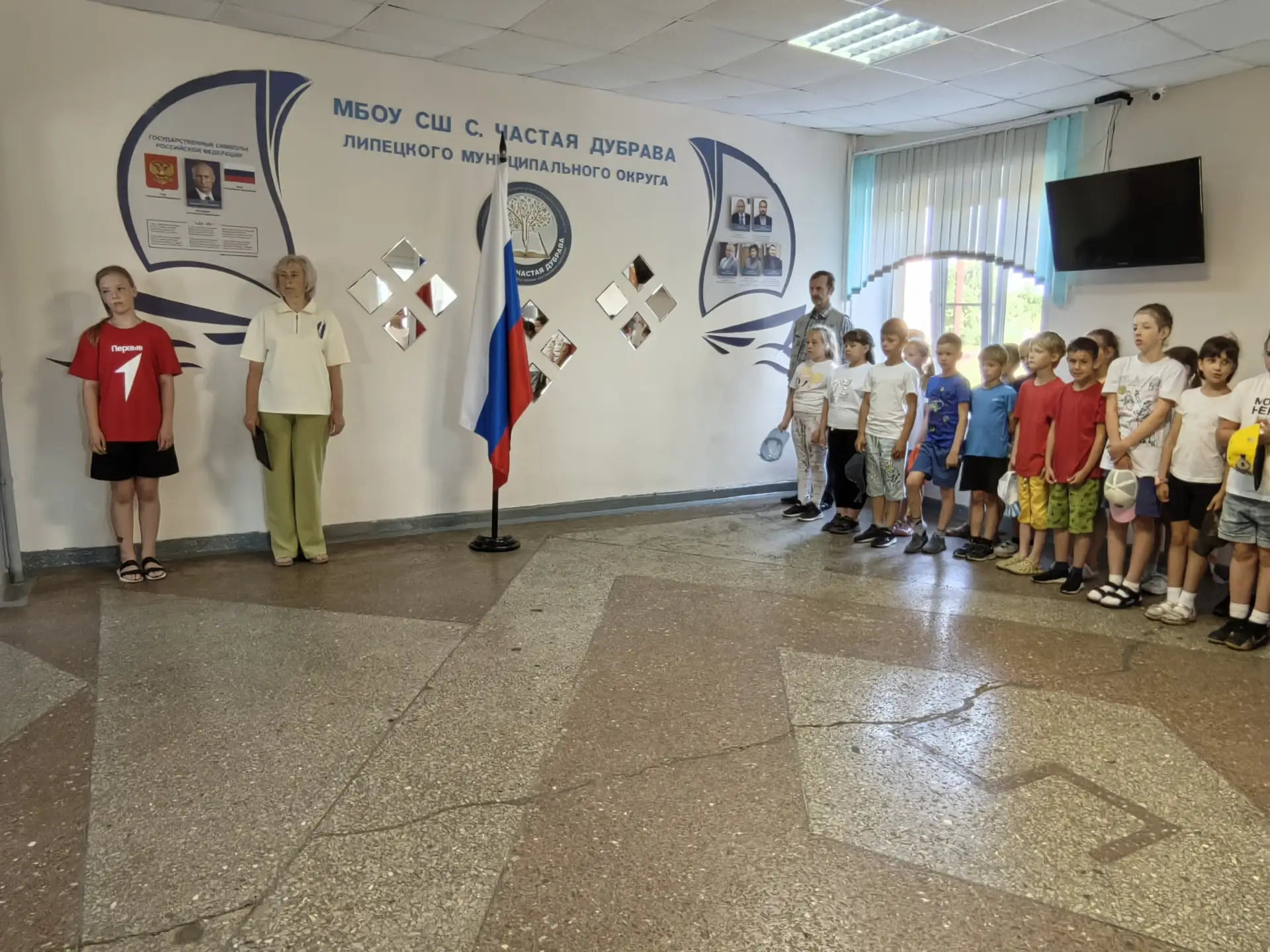 В честь празднования Дня России в нашем лагере прошла торжественная линейка.

Мероприятие началось с