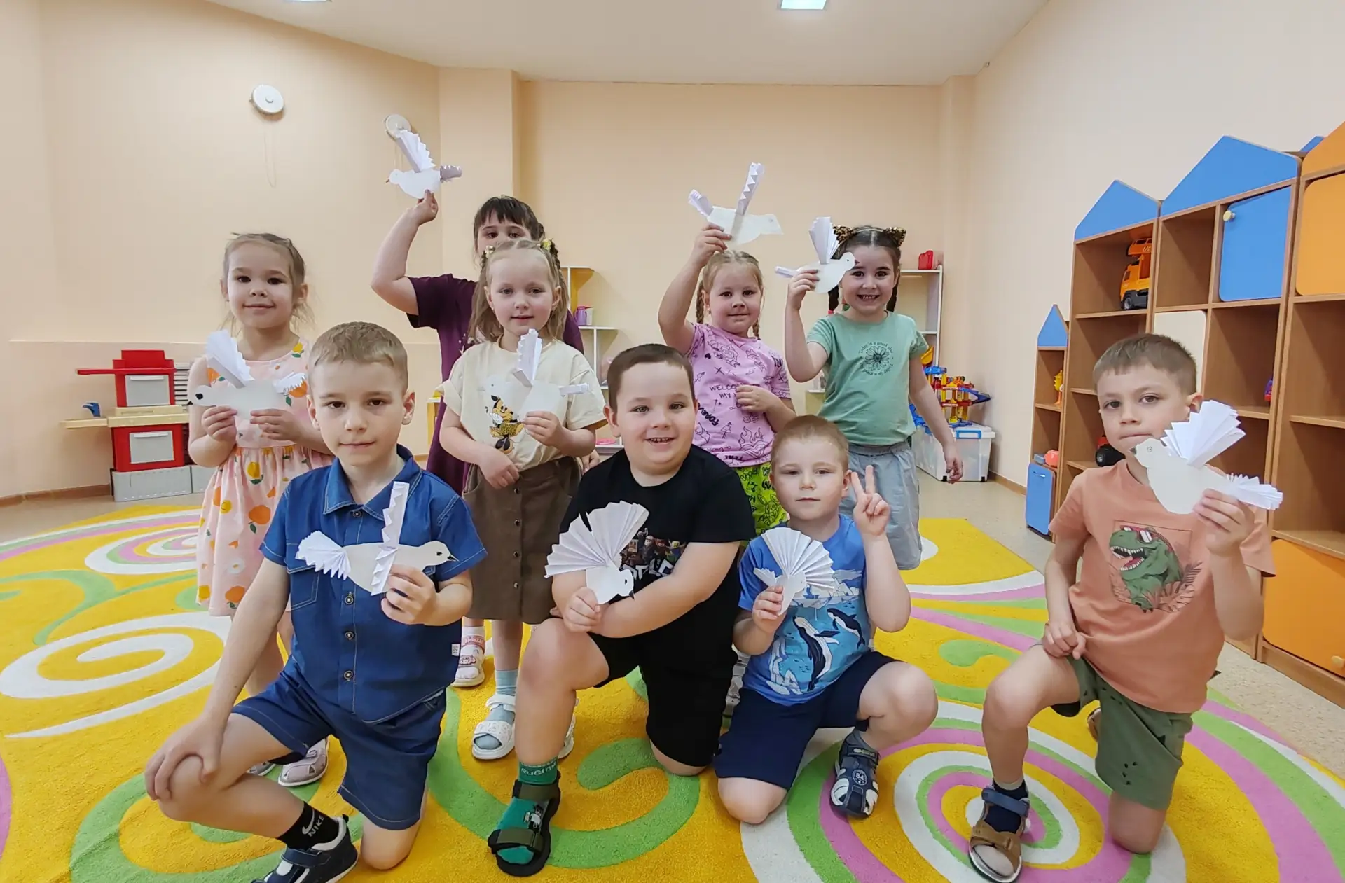 Мир в каждом крыле:  дошколята создают голубя памяти.