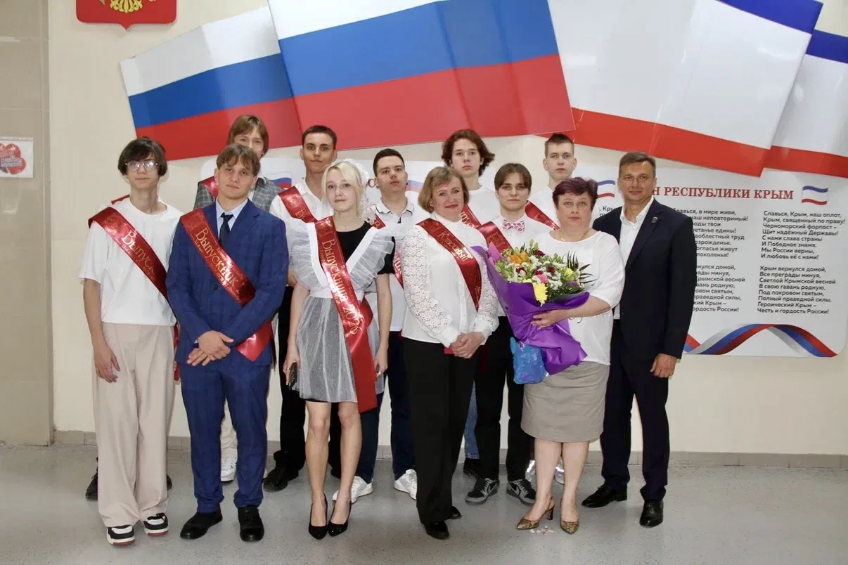 🔔В Ялтинских школах прозвенел последний звонок! Посетил торжественную линейку в «Школе...