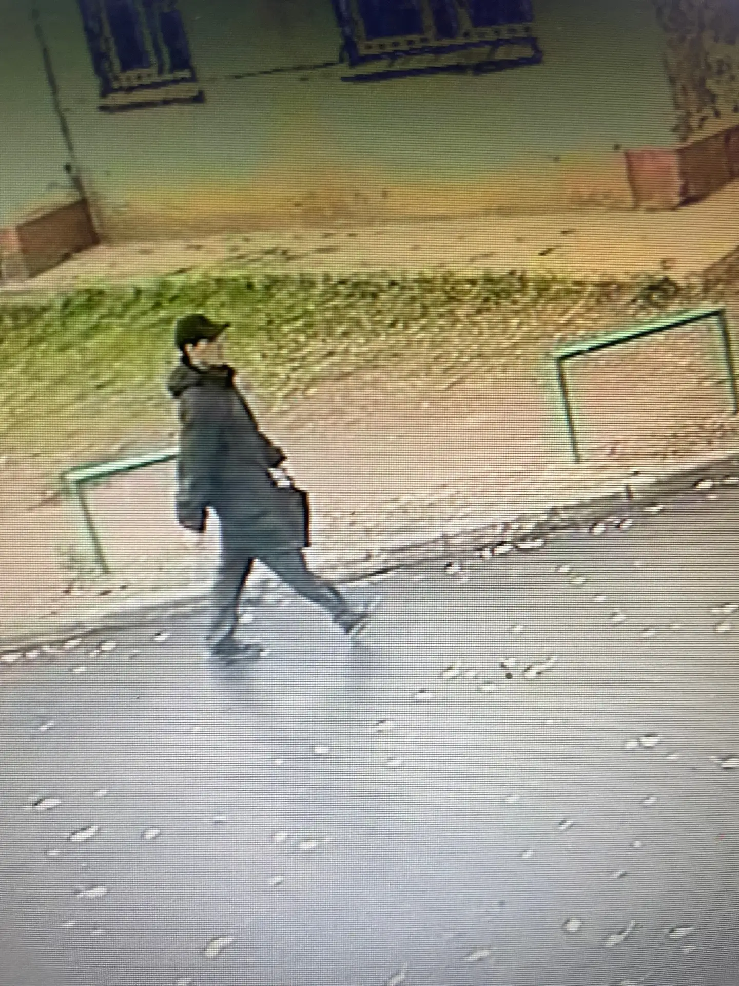 04.10 в 11:08 неизвестный мужчина разрисовал ￼фасад магазина «РАЗГУЛЯЙКА» по адресу Ряб...