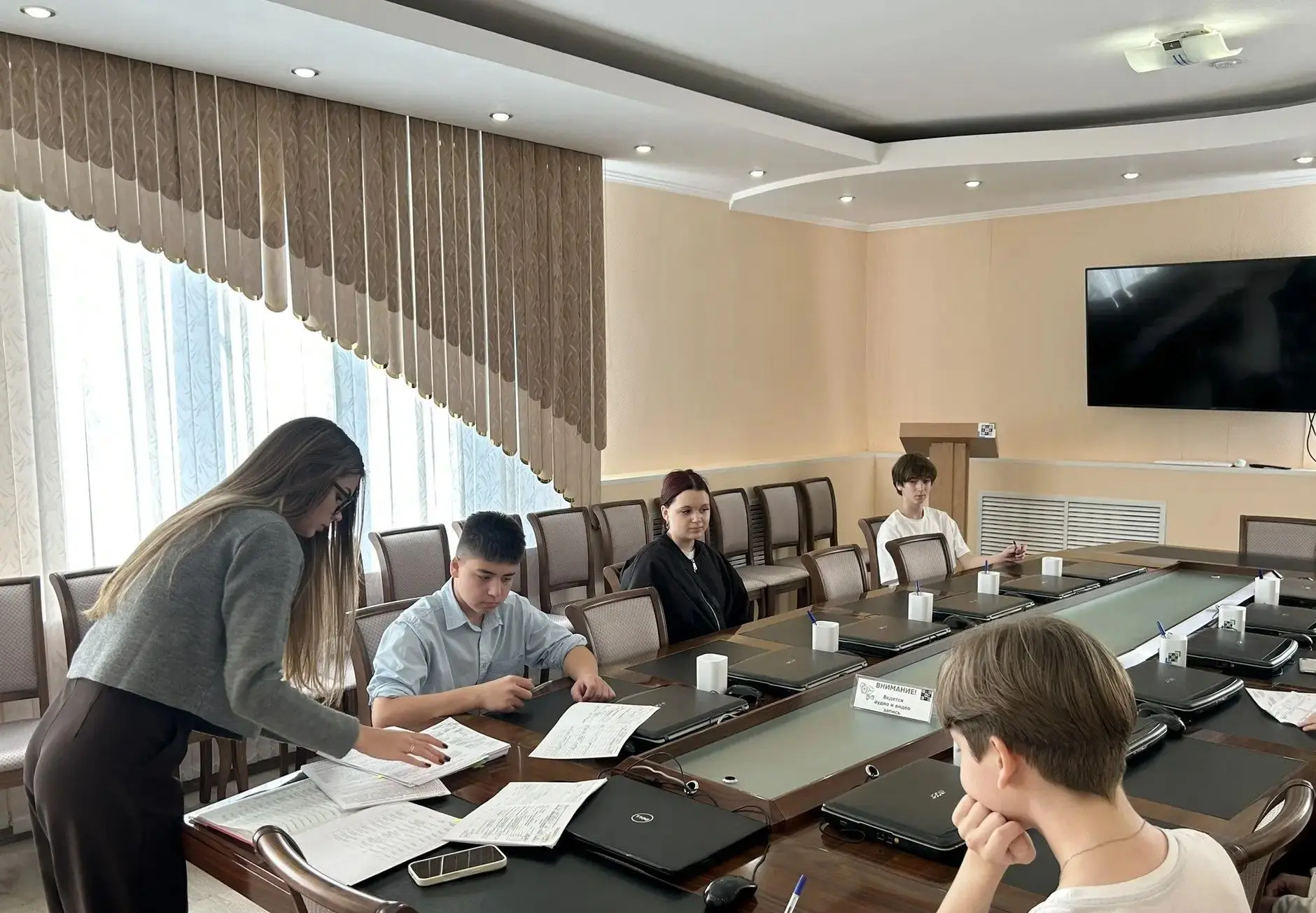 Осенние дни становятся всё прохладнее, а в администрации городского поселения по-прежне...