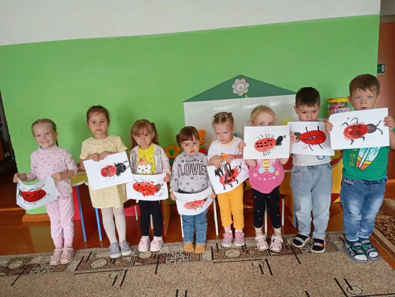 🐞Божья коровка🐞
Ползёт по травинке.
У божьей коровки
Кружочки на спинке,
Изящные пятнышки
Чёрного 