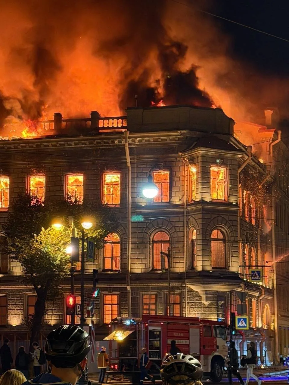 ❗️Площадь пожара в историческом особняке в Петербурге выросла до 2000 м²